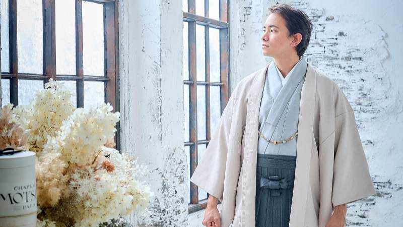 男性教師が袴を選ぶ