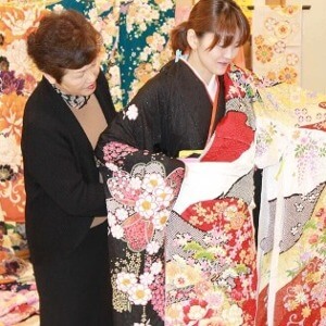 振袖の試着の様子