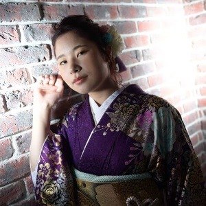振袖前撮り撮影の女性 レンガ前