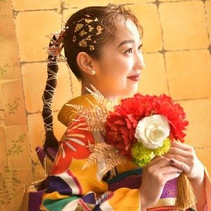 振袖前撮り撮影モデル画像金箔壁