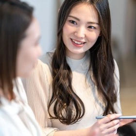 プランについて説明する女性